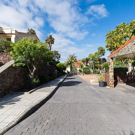 Villa 5br House - Pool & Parking - Tennis Court *